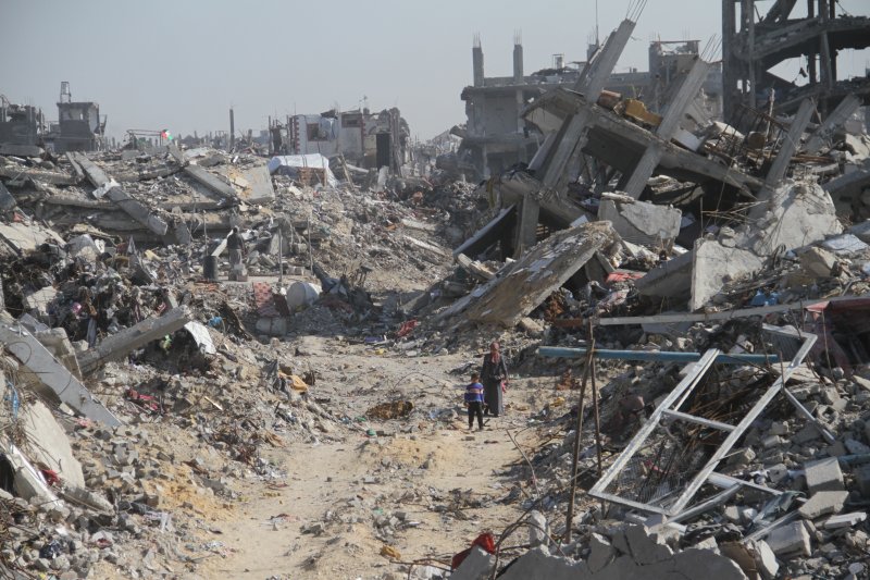 [자발리야=신화/뉴시스] 지난달 29일(현지 시간) 가자지구 북부 자발리야 난민촌에서 팔레스타인 주민들이 파괴된 건물 잔해 사이를 걷고 있다. 2025.02.05.