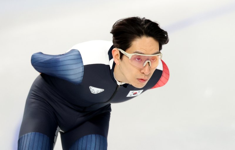 하얼빈 동계아시안게임에 출전하는 대한민국 스피드 스케이팅 이승훈이 5일 중국 헤이룽장성 하얼빈 스피드 스케이트 오벌에서 훈련하고 있다.뉴스1