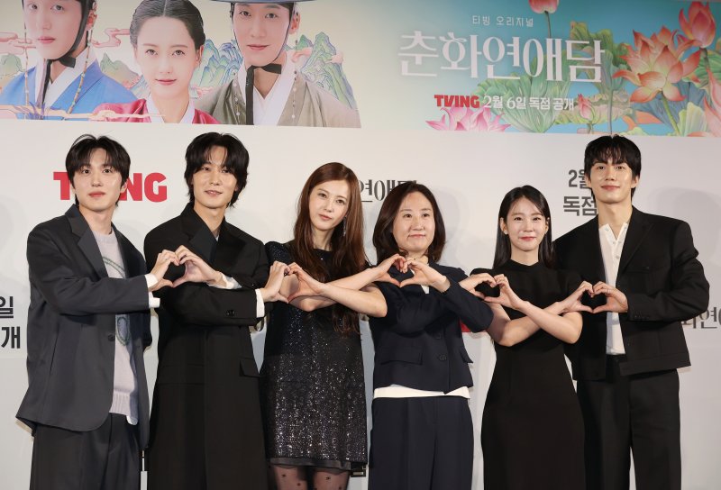 지난 5일 오후 서울 용산구 CGV 용산아이파크몰점에서 열린 티빙 드라마 '춘화연애담' 제작발표회에서 배우 강찬희, 장률, 고아라, 이광영 감독, 배우 한승연, 손우현(왼쪽부터)이 기념촬영을 위해 포즈를 취하고 있다. 연합뉴스