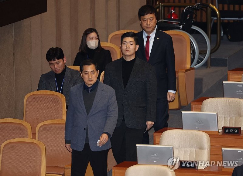 대통령 탄핵소추안 투표하는 김재섭 의원 (출처=연합뉴스)