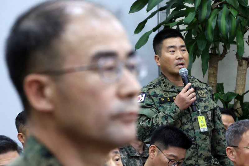 [서울=뉴시스] 조성우 기자 = 김현태(오른쪽) 707특수임무단장이 지난해 12월10일 오후 서울 여의도 국회에서 열린 국방위원회의 긴급 현안질의에서 의원 질의에 답변하고 있다. 왼쪽은 곽종근 특전사령관. 2025.02.05. xconfind@newsis.com