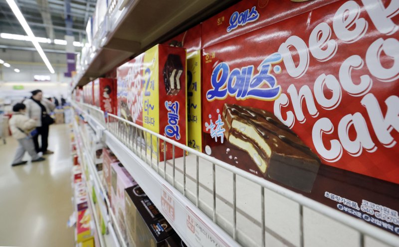 [서울=뉴시스] 최동준 기자 = 1일 서울 시내 대형마트에 오예스가 판매되고 있다.해태제과는 기후 변화에 따른 코코아 원재료 가격 인상 영향으로 오예스, 홈런볼, 자유시간 등 초콜릿이 함유된 10개 제품에 대한 가격을 평균 8.59% 인상한다고 밝혔다. 2024.12.01. photocdj@newsis.com