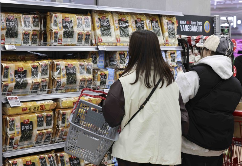 [서울=뉴시스] 김근수 기자 = 5일 서울 시내의 한 대형마트에서 시민들이 김을 고르고 있다.통계청이 5일 발표한 '1월 소비자물가 동향'에 따르면 지난달 소비자물가지수는 115.71(2020=100)로 전년 동월 대비 2.2% 올랐다. 품목 성질별로 보면 석유류 물가가 전년 동월 대비 7.3% 상승했다. 채소류(4.4%)와 축산물(3.7%), 개인서비스(3.2%) 가격도 비교적 크게 올랐다. 대표적으로 김 가격이 지난달 35.4% 오르며, 1987년 11월 42.0% 상승한 이후 37년 2개월 만에 최대 상승폭을 기록했다. 202