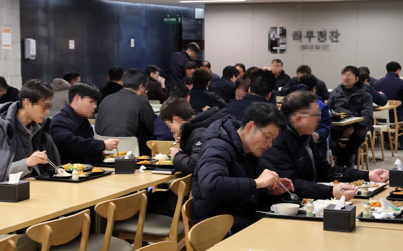 [서울=뉴시스] 이영환 기자 = 13일 서울 시내의 한 구내식당에서 시민들이 점심식사를 하고 있다. 2025.01.13. 20hwan@newsis.com