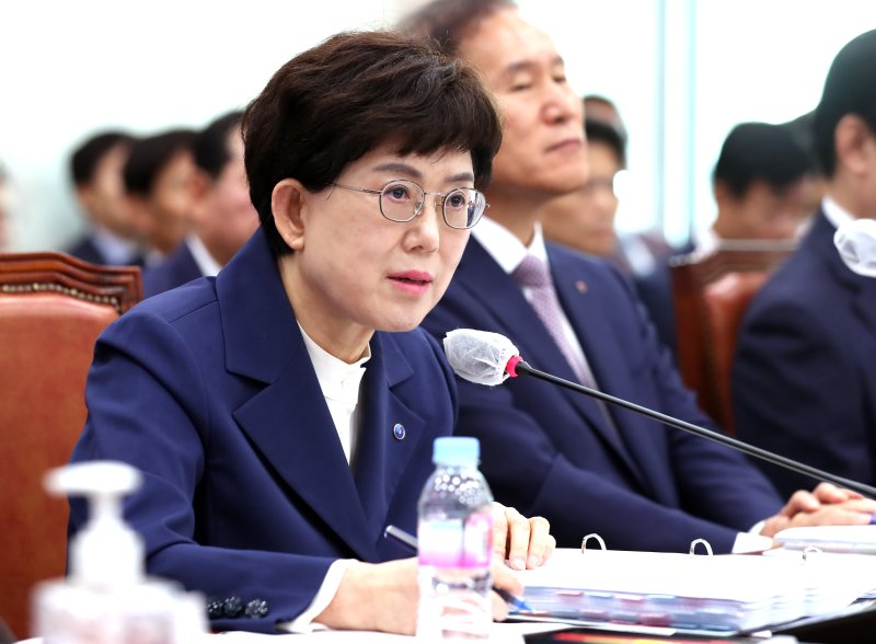 [서울=뉴시스] 이영환 기자 = 최연혜 한국가스공사 사장이 24일 오전 서울 여의도 국회에서 열린 산업통상자원중소벤처기업위원회 국정감사에서 의원들의 질의에 답하고 있다. 2023.10.24. 20hwan@newsis.com