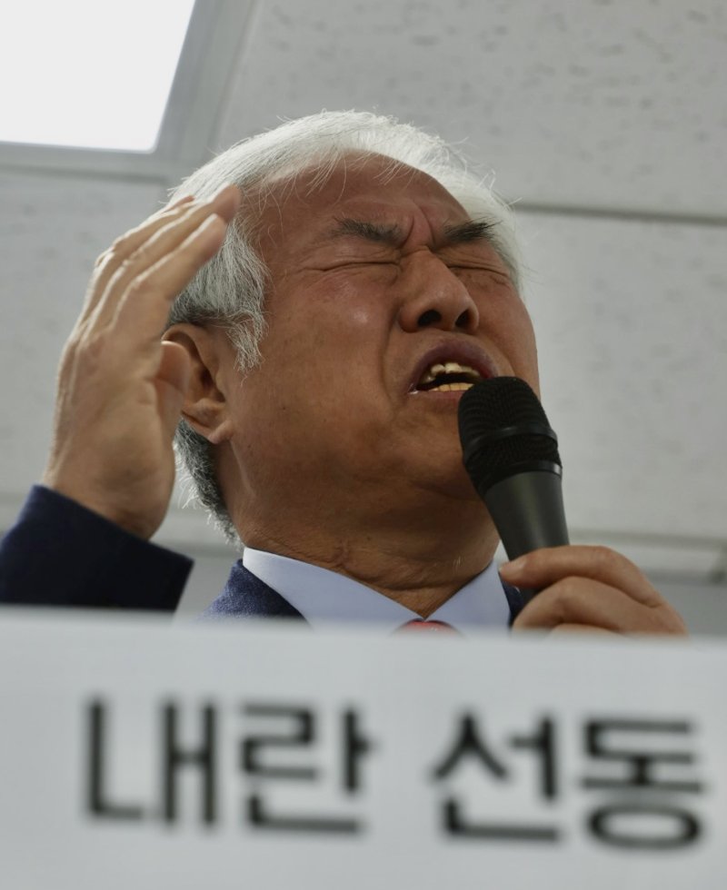 [서울=뉴시스] 김명년 기자 = 전광훈 사랑제일교회 목사가 5일 오전 서울 여의도 자유통일당 당사에서 기자회견을 열고 내란 선동 혐의 관련 입장을 말하고 있다. 2025.02.05. kmn@newsis.com