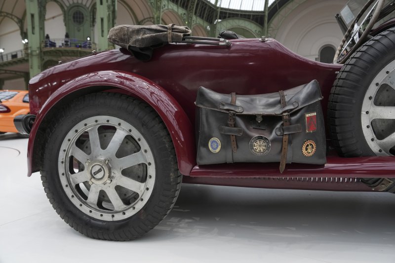 [파리=AP/뉴시스] 4일(현지 시간) 프랑스 파리 그랑 팔레에 1928년형 부가티 T43 그랜드 스포츠가 전시돼 있다. 본햄스 경매에 출품된 이 차량의 예상 낙찰가는 100만~150만 유로(한화 약 15억~22억 원)에 달한다. 2025.02.05.