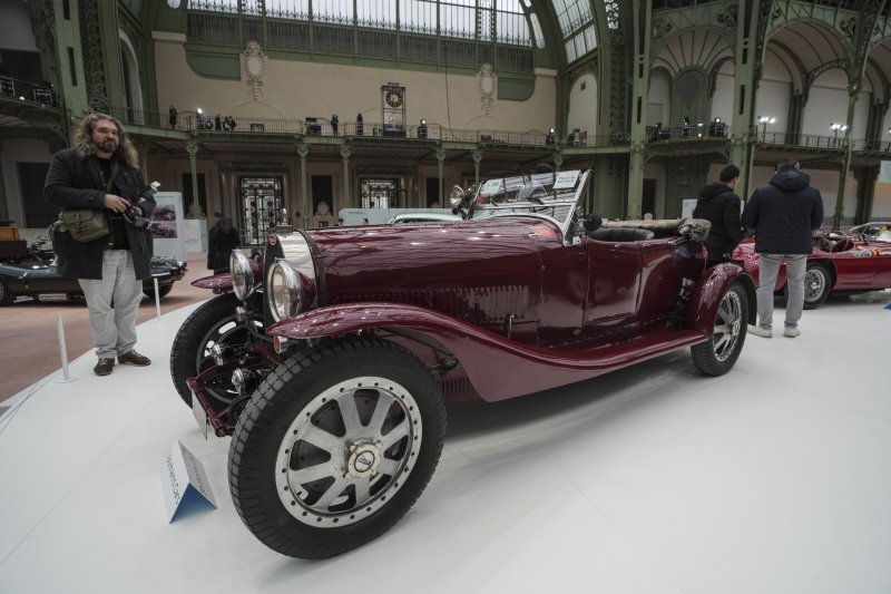[파리=AP/뉴시스] 4일(현지 시간) 프랑스 파리 그랑 팔레에 1928년형 부가티 T43 그랜드 스포츠가 전시돼 있다. 본햄스 경매에 출품된 이 차량의 예상 낙찰가는 100만~150만 유로(한화 약 15억~22억 원)에 달한다. 2025.02.05.