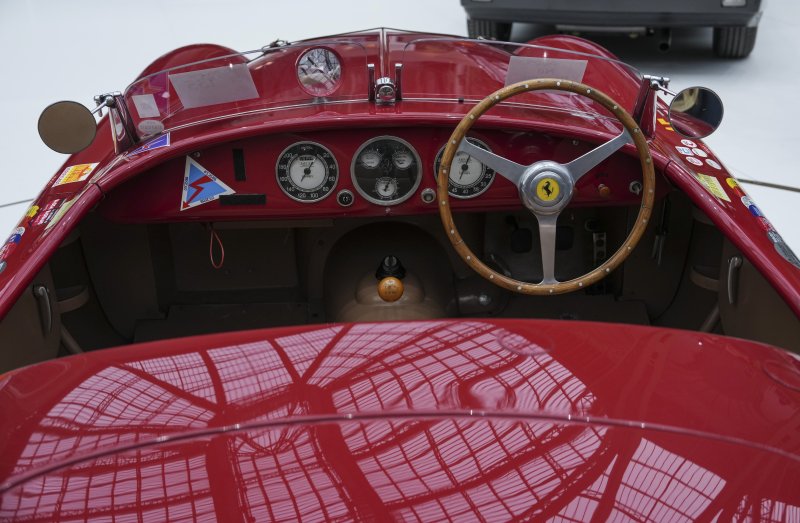 [파리=AP/뉴시스] 4일(현지 시간) 프랑스 파리 그랑 팔레에 1950년형 페라리 166MM 바르케타 투어링이 전시돼 있다. 본햄스 경매에 출품된 이 차량의 예상 낙찰가는 400만~600만 유로(한화 약 60억~90억 원)에 달한다. 2025.02.05.