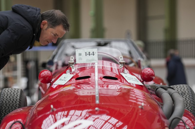 [파리=AP/뉴시스] 4일(현지 시간) 프랑스 파리 그랑 팔레에 1954년형 페라리 티포 555 슈퍼 스콸로 포뮬러 1이 전시돼 있다. 본햄스 경매에 출품된 이 차량의 예상 낙찰가는 400만~600만 유로(한화 약 60억~90억 원)에 달한다. 2025.02.05.