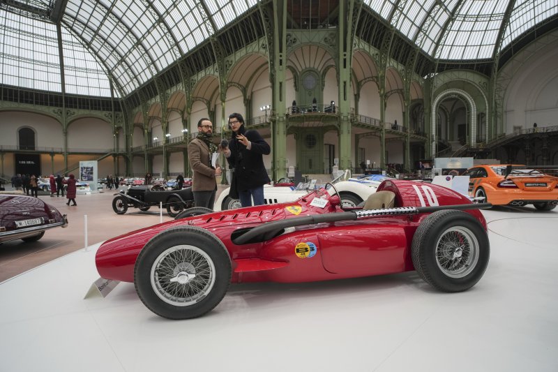 [파리=AP/뉴시스] 4일(현지 시간) 프랑스 파리 그랑 팔레에 1954년형 페라리 티포 555 슈퍼 스콸로 포뮬러 1이 전시돼 있다. 본햄스 경매에 출품된 이 차량의 예상 낙찰가는 400만~600만 유로(한화 약 60억~90억 원)에 달한다. 2025.02.05.