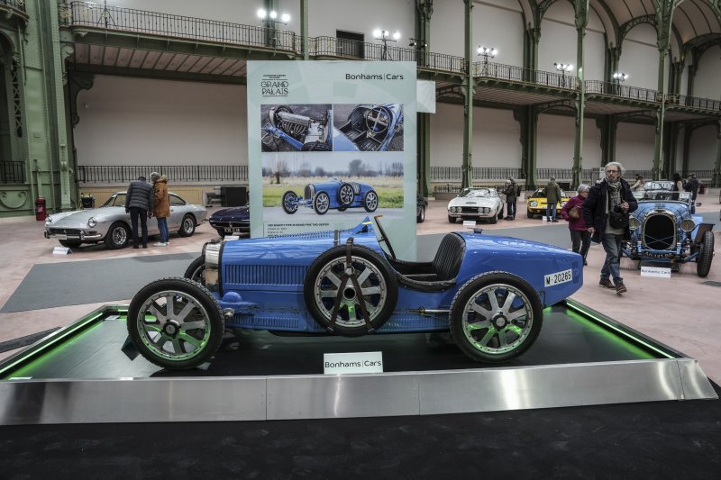 [파리=AP/뉴시스] 4일(현지 시간) 프랑스 파리 그랑 팔레에 1928년형 부가티 T35 그랑프리 2인승 스포츠카가 전시돼 있다. 본햄스 경매에 출품된 이 차량의 예상 낙찰가는 36만~48만 유로(한화 약 5억4천~7억2천만 원)에 달한다. 2025.02.05