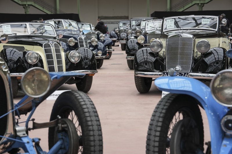 [파리=AP/뉴시스] 4일(현지 시간) 프랑스 파리 그랑 팔레에서 본햄 자동차 경매에 출품된 올드카가 전시돼 있다. 2025.02.05.