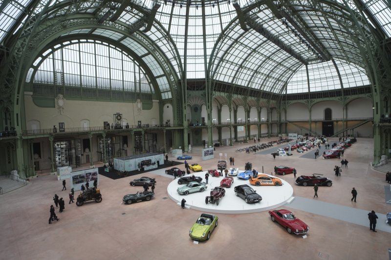 [파리=AP/뉴시스] 4일(현지 시간) 프랑스 파리 그랑 팔레에서 본햄 자동차 경매에 출품된 올드카가 전시돼 있다. 2025.02.05.