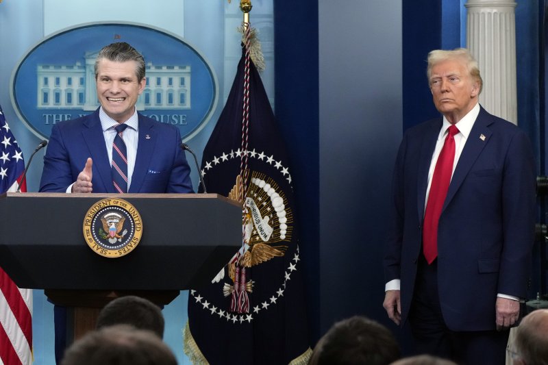 [워싱턴DC=AP/뉴시스] 피트 헤그세스 미국 국방장관(왼쪽)이 1월 30일 미국 워싱턴 백악관에서 도널드 트럼프 대통령과 여객기 추락 사고 관련 기자회견을 하고 있다. 그는 웨스트포인트 육사내의 DEI (다양성·형평성·포용성) 정책 폐지를 직접 지시했다. 2025.02.06.