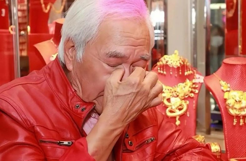 [서울=뉴시스]이용기는 크리스 웡이 수감 중일 때 감정을 억누르지 못하고 눈물을 보이기도 했었다. 이번 인터뷰에서도 약혼녀에 대해 얘기하며 또다시 눈물을 흘렸다고 한다. (사진=BAIDU 갈무리) *재판매 및 DB 금지