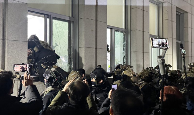 [서울=뉴시스] 윤석열 대통령이 긴급 대국민 담화를 통해 비상계엄령을 발표한 가운데 지난해 12월 4일 서울 여의도 국회에서 계엄군이 창문을 깨고 진입하고 있다. (사진=독자제공) 2025.02.06. photo@newsis.com