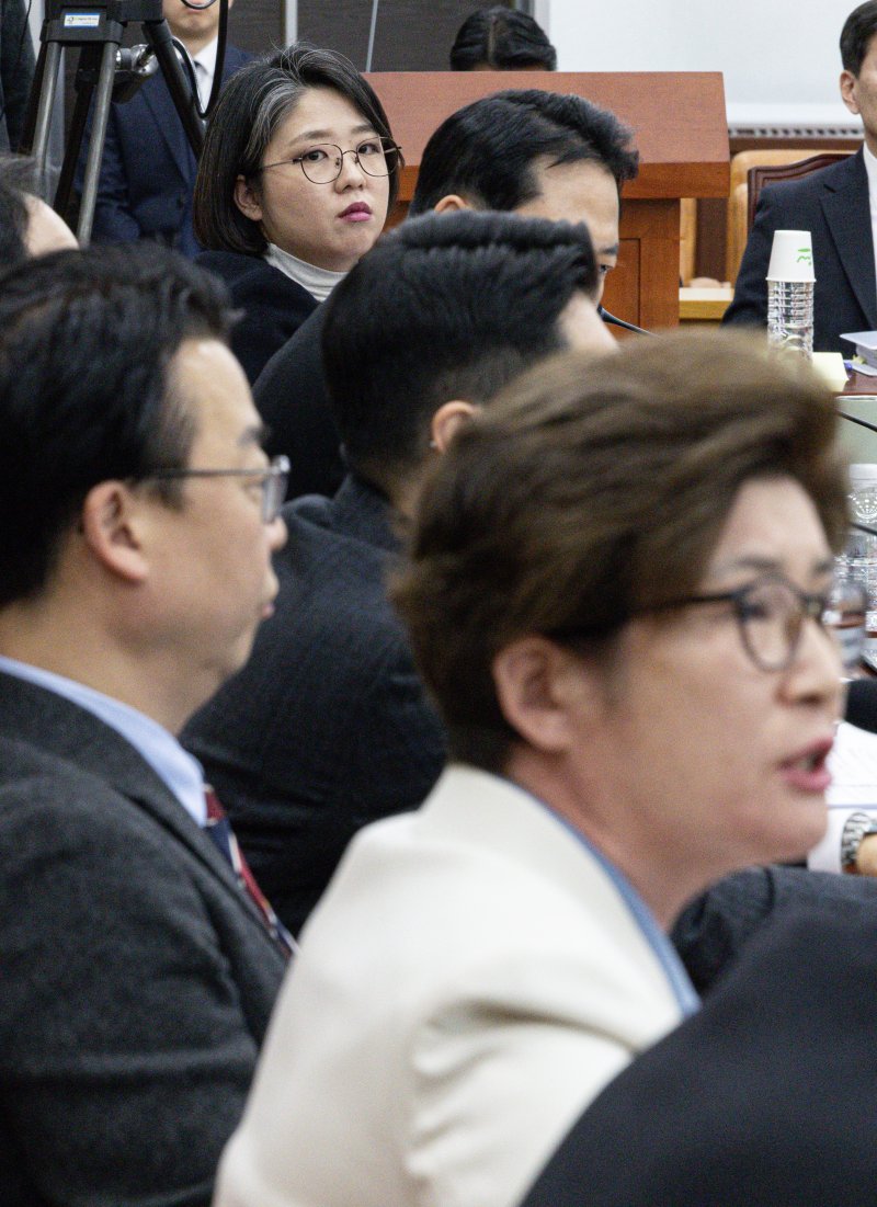 용혜인 기본소득당 의원이 6일 오전 서울 여의도 국회에서 열린 윤석열 정부의 비상계엄 선포를 통한 내란 혐의 진상규명 국정조사특별위원회 제3차 청문회에서 강선영 국민의힘 의원과 설전을 벌인 후 바라보고 있다. 2025.2.6/뉴스1 ⓒ News1 이재명 기자