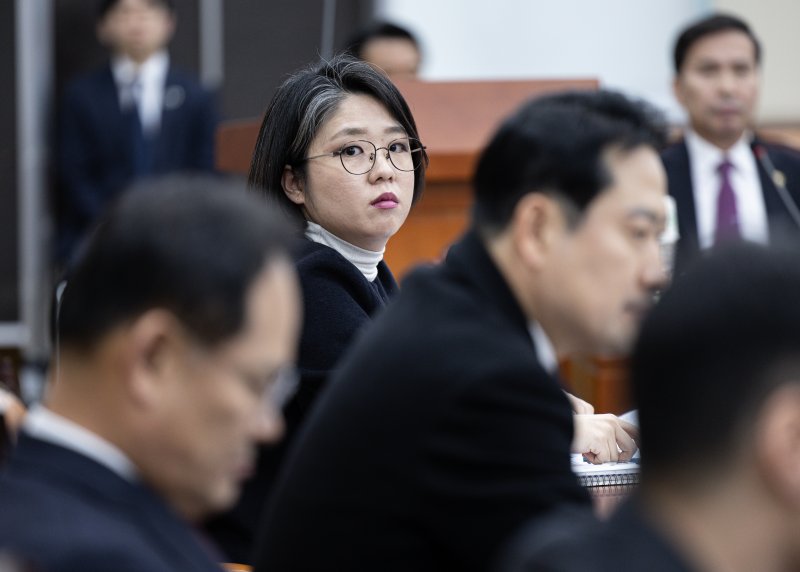 용혜인 기본소득당 의원이 6일 오전 서울 여의도 국회에서 열린 윤석열 정부의 비상계엄 선포를 통한 내란 혐의 진상규명 국정조사특별위원회 제3차 청문회에서 강선영 국민의힘 의원과 설전을 벌인 후 바라보고 있다. 2025.2.6/뉴스1 ⓒ News1 이재명 기자