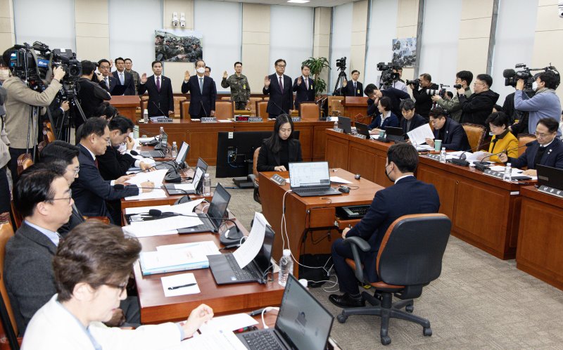 최상목 대통령 권한대행 부총리 겸 기획재정부 장관이 6일 오전 서울 여의도 국회에서 열린 윤석열 정부의 비상계엄 선포를 통한 내란 혐의 진상규명 국정조사특별위원회 제3차 청문회에서 증인선서를 하고 있다. 2025.2.6/뉴스1 ⓒ News1 이재명 기자