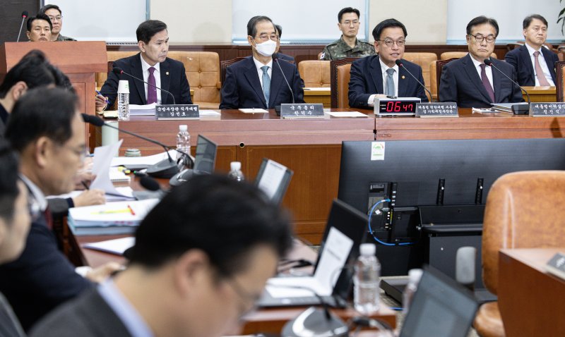 최상목 대통령 권한대행 부총리 겸 기획재정부 장관이 6일 오전 서울 여의도 국회에서 열린 윤석열 정부의 비상계엄 선포를 통한 내란 혐의 진상규명 국정조사특별위원회 제3차 청문회에서 의원 질의에 답변하고 있다. 2025.2.6/뉴스1 ⓒ News1 이재명 기자