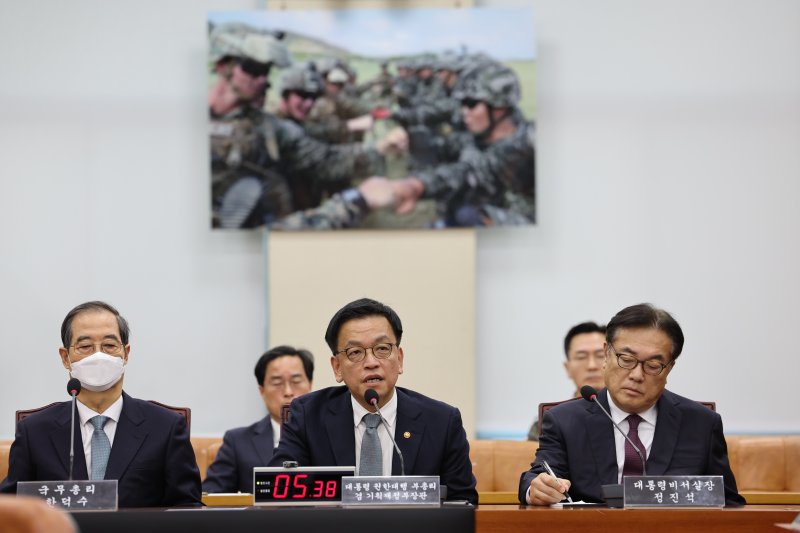 최상목 대통령 권한대행 부총리 겸 기획재정부 장관이 6일 오전 서울 여의도 국회에서 열린 윤석열 정부의 비상계엄 선포를 통한 내란 혐의 진상규명 국정조사특별위원회 제3차 청문회에서 답변하고 있다. 2025.2.6/뉴스1 ⓒ News1 이재명 기자