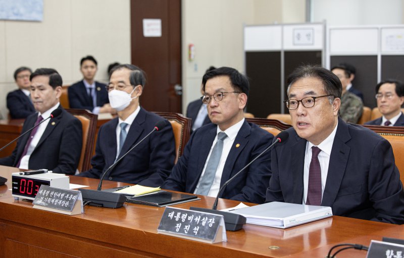 정진석 대통령비서실장이 6일 오전 서울 여의도 국회에서 열린 윤석열 정부의 비상계엄 선포를 통한 내란 혐의 진상규명 국정조사특별위원회 제3차 청문회에서 의원 질의에 답변하고 있다. 2025.2.6/뉴스1 ⓒ News1 이재명 기자