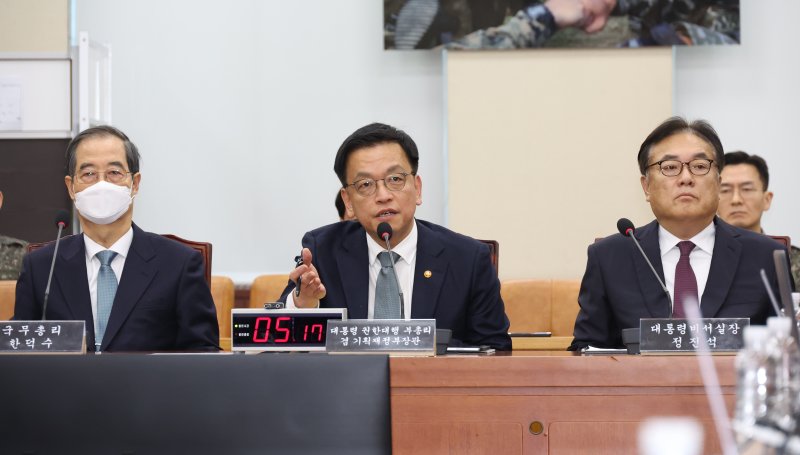 [서울=뉴시스] 고승민 기자 = 최상목 대통령 권한대행 겸 기획재정부 장관이 6일 서울 여의도 국회에서 열린 윤석열 정부의 비상계엄 선포를 통한 내란혐의 진상규명 국정조사특별위원회 전체회의(청문회)에서 의원 질의에 답하고 있다. 2025.02.06. kkssmm99@newsis.com