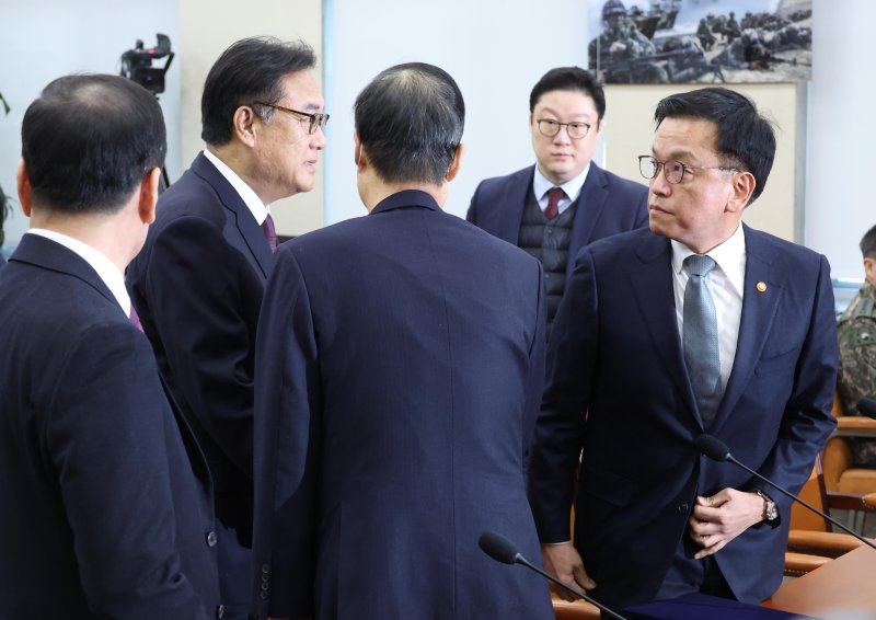 [서울=뉴시스] 고승민 기자 = 정진석 대통령 비서실장이 6일 서울 여의도 국회에서 열린 윤석열 정부의 비상계엄 선포를 통한 내란혐의 진상규명 국정조사특별위원회 전체회의(청문회)에 출석해 한덕수 국무총리, 최상목 대통령 권한대행 겸 기획재정부 장관과 인사하고 있다. 2025.02.06. kkssmm99@newsis.com