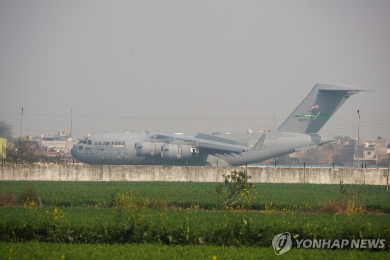 미국서 추방된 인도인 불법체류자 104명 본국 도착 - 파이낸셜뉴스
