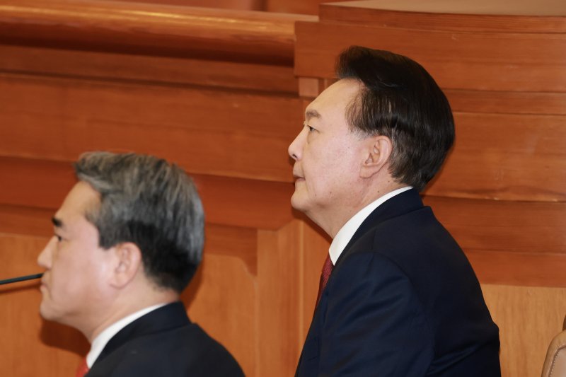 [서울=뉴시스] 사진공동취재단 = 윤석열 대통령 탄핵심판 5차 변론이 열린 4일 서울 종로구 헌법재판소 대심판정에 윤 대통령이 입장해 있다. 2025.02.04. photo@newsis.com