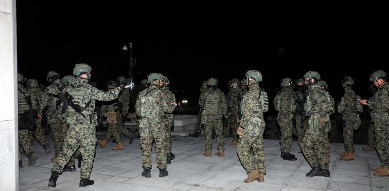 [서울=뉴시스] 조성봉 기자 = 윤석열 대통령이 긴급 대국민 담화를 통해 비상계엄령을 발표한 가운데 4일 서울 여의도 국회 내부로 계엄군이 진입시도를 하고 있다. 2024.12.04. suncho21@newsis.com