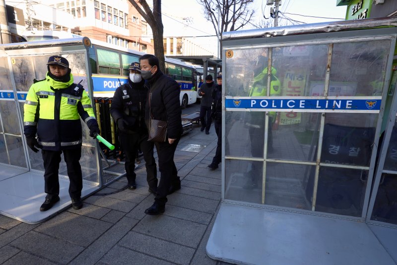 [서울=뉴시스] 김명년 기자 = 윤석열 대통령 탄핵 심판 6차 변론기일인 6일 오전 서울 종로구 헌법재판소 인근에서 경찰이 근무를 서고 있다. 2025.02.06. kmn@newsis.com