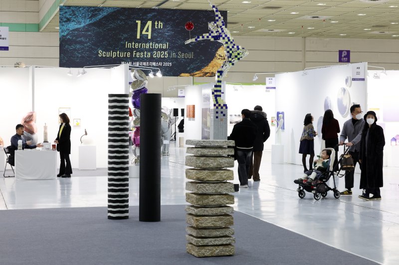 [서울=뉴시스] 박진희 기자 = 한국조각가협회는 6일 서울 강남구 코엑스에서 국내 최대 조각 전시회이자 아트페어인 '제14회 서울국제조각페스타 2025'를 개최하고 원로작가와 신예작가의 주요 작품을 선보이고 있다. 2025.02.06. pak7130@newsis.com
