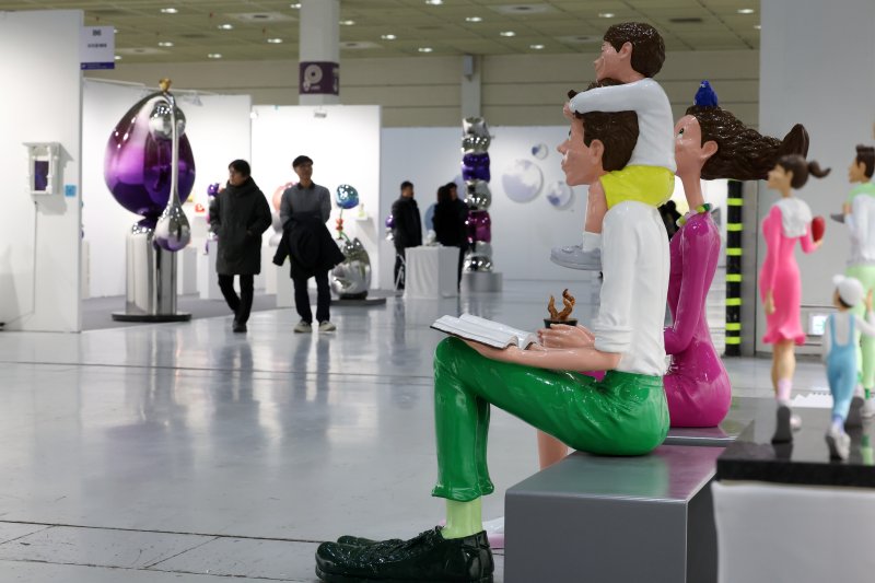 [서울=뉴시스] 박진희 기자 = 한국조각가협회는 6일 서울 강남구 코엑스에서 국내 최대 조각 전시회이자 아트페어인 '제14회 서울국제조각페스타 2025'를 개최하고 원로작가와 신예작가의 주요 작품을 선보이고 있다. 2025.02.06. pak7130@newsis.com