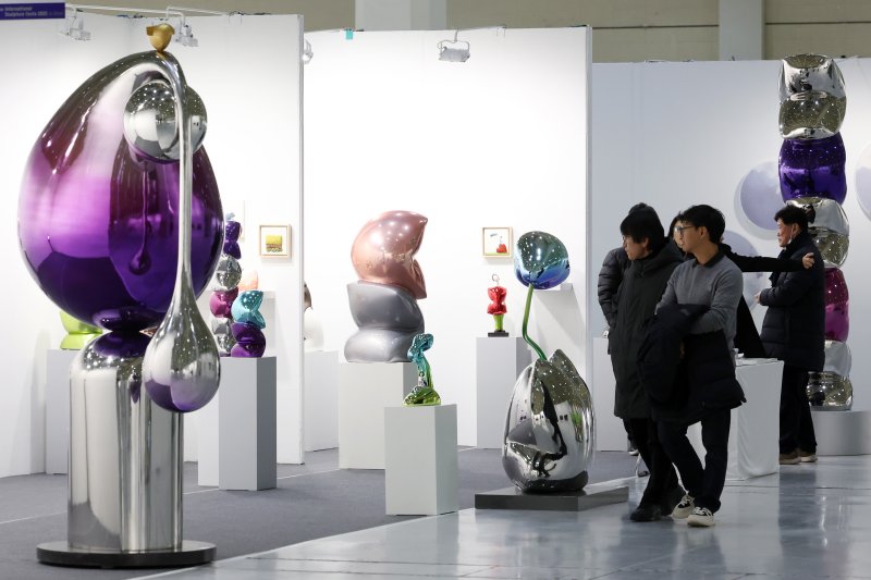 [서울=뉴시스] 박진희 기자 = 한국조각가협회는 6일 서울 강남구 코엑스에서 국내 최대 조각 전시회이자 아트페어인 '제14회 서울국제조각페스타 2025'를 개최하고 원로작가와 신예작가의 주요 작품을 선보이고 있다. 2025.02.06. pak7130@newsis.com