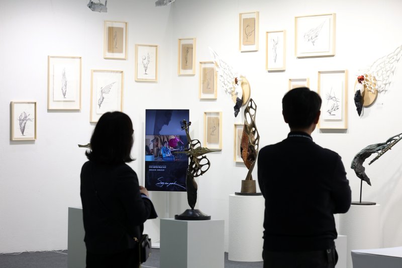 [서울=뉴시스] 박진희 기자 = 한국조각가협회는 6일 서울 강남구 코엑스에서 국내 최대 조각 전시회이자 아트페어인 '제14회 서울국제조각페스타 2025'를 개최하고 원로작가와 신예작가의 주요 작품을 선보이고 있다. 2025.02.06. pak7130@newsis.com