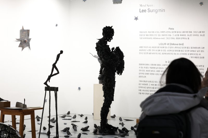 [서울=뉴시스] 박진희 기자 = 한국조각가협회는 6일 서울 강남구 코엑스에서 국내 최대 조각 전시회이자 아트페어인 '제14회 서울국제조각페스타 2025'를 개최하고 원로작가와 신예작가의 주요 작품을 선보이고 있다. 2025.02.06. pak7130@newsis.com
