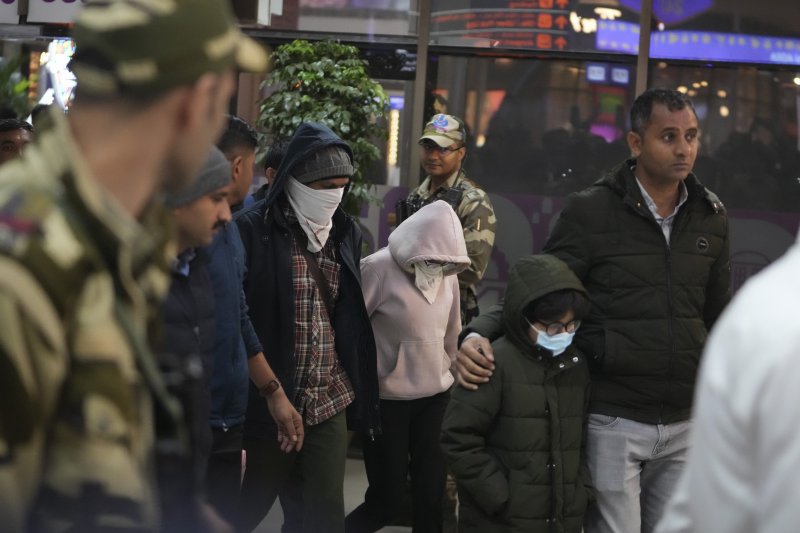 [암리차르=AP/뉴시스] 미국에서 추방된 인도 이민자들이 경찰의 호위를 받으며 인도 암리차르 국제공항을 빠져나오고 있다. 미국 내 인도 불법 이민자를 태운 미군 군용기가 이날 인도 암리차르 국제공항에 도착했다. . 2025.02.06
