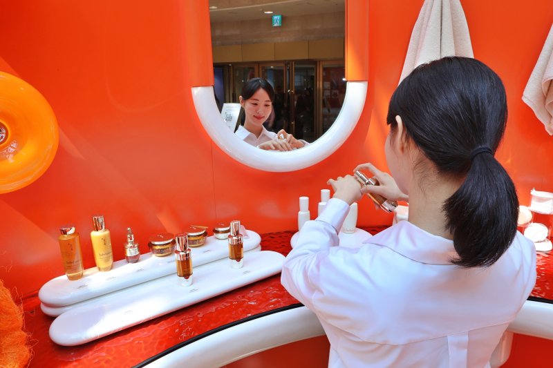 롯데백화점은 오는 21일까지 서울 중구 본점 지하 1층 코스모너지 광장에서 설화수 '인삼장' 팝업 행사를 진행한다고 14일 밝혔다. (롯데백화점 제공) 2024.4.14/뉴스1