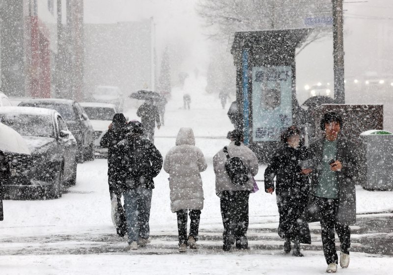 [서울=뉴시스] 이영환 기자 = 서울 전역에 대설주의보가 발령된 6일 오후 서울 강남구 코엑스 인근에서 시민들이 이동하고 있다. 2025.02.06. 20hwan@newsis.com