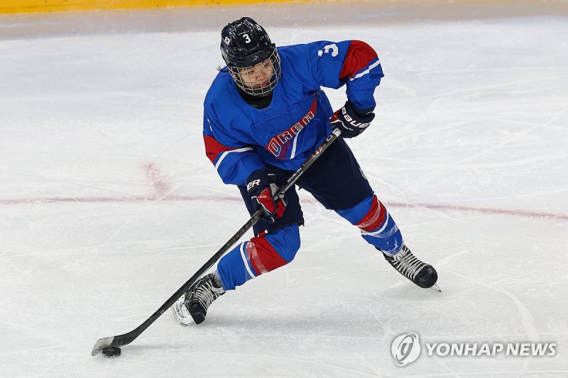 엄수연, 수비 벗겨내는 공중 패스 (출처=연합뉴스)