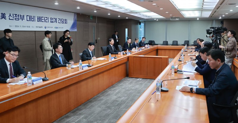 [서울=뉴시스] 안덕근 산업통상자원부 장관이 13일 서울 강남구 한국산업기술진흥원 대회의실에서 배터리 업계 간담회를 주재하고 있다. (사진=산업통상자원부 제공) 2024.11.13. photo@newsis.com *재판매 및 DB 금지