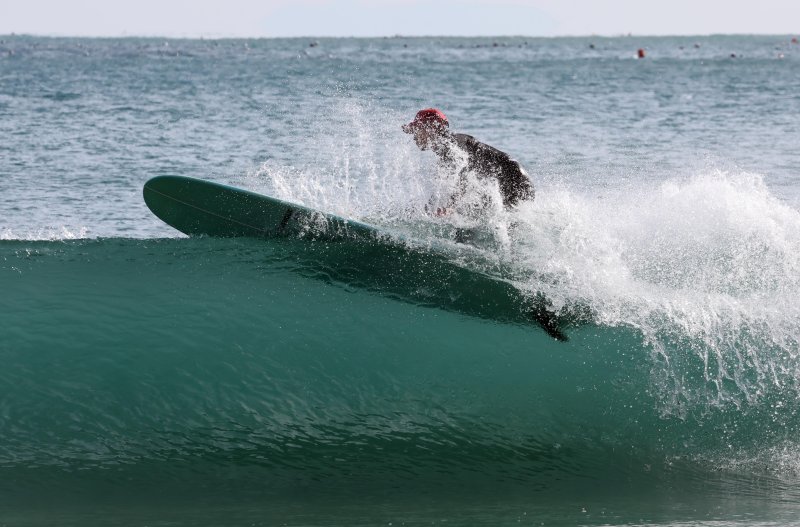 [부산=뉴시스] 하경민 기자 = 전국에 한파가 덮친 6일 부산 해운대구 송정해수욕장을 찾은 서퍼들이 높은 파도를 즐기고 있다. 이날 부산의 아침 최저기온은 영하 5.9도, 낮 최고기온 2.6도를 기록했다. 반면 부산 앞바다 수온은 오륙도 10.5도, 기장군 12.3도로 측정됐다. 2025.02.06. yulnetphoto@newsis.com