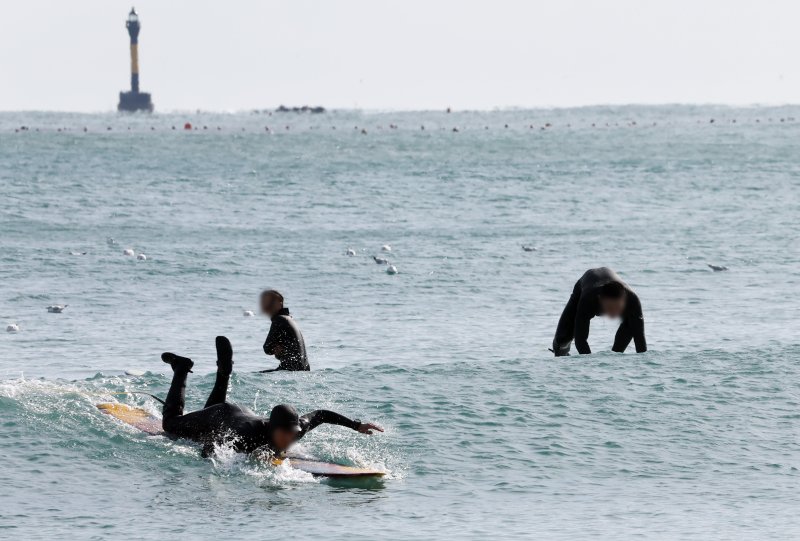 [부산=뉴시스] 하경민 기자 = 전국에 한파가 덮친 6일 부산 해운대구 송정해수욕장을 찾은 서퍼들이 높은 파도를 즐기고 있다. 이날 부산의 아침 최저기온은 영하 5.9도, 낮 최고기온 2.6도를 기록했다. 반면 부산 앞바다 수온은 오륙도 10.5도, 기장군 12.3도로 측정됐다. 2025.02.06. yulnetphoto@newsis.com
