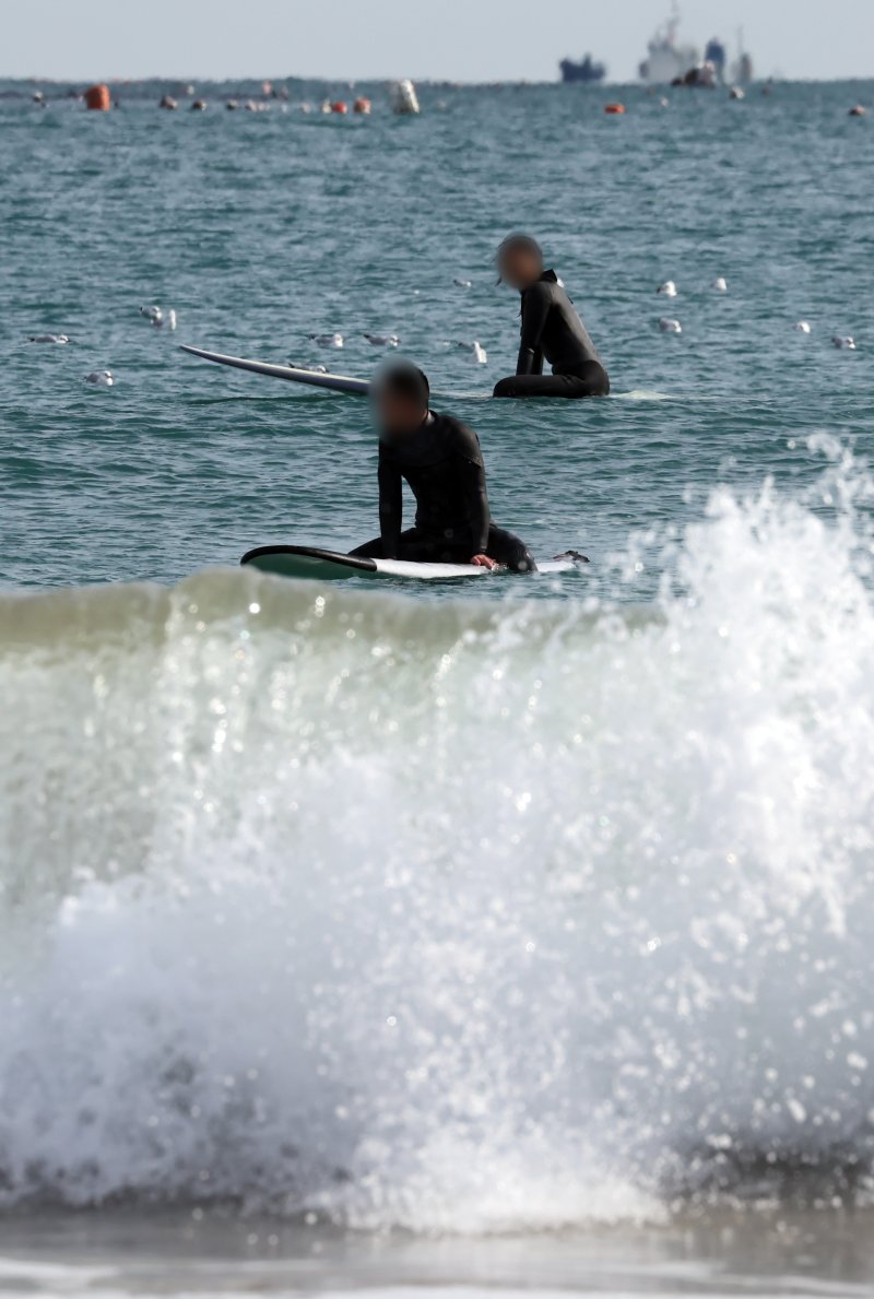 [부산=뉴시스] 하경민 기자 = 전국에 한파가 덮친 6일 부산 해운대구 송정해수욕장을 찾은 서퍼들이 높은 파도를 즐기고 있다. 이날 부산의 아침 최저기온은 영하 5.9도, 낮 최고기온 2.6도를 기록했다. 반면 부산 앞바다 수온은 오륙도 10.5도, 기장군 12.3도로 측정됐다. 2025.02.06. yulnetphoto@newsis.com