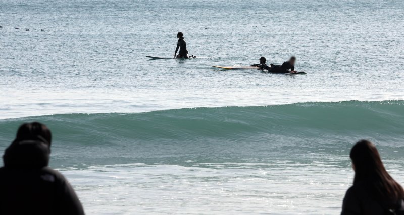 [부산=뉴시스] 하경민 기자 = 전국에 한파가 덮친 6일 부산 해운대구 송정해수욕장을 찾은 서퍼들이 높은 파도를 즐기고 있다. 이날 부산의 아침 최저기온은 영하 5.9도, 낮 최고기온 2.6도를 기록했다. 반면 부산 앞바다 수온은 오륙도 10.5도, 기장군 12.3도로 측정됐다. 2025.02.06. yulnetphoto@newsis.com