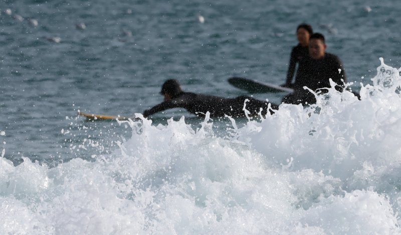 [부산=뉴시스] 하경민 기자 = 전국에 한파가 덮친 6일 부산 해운대구 송정해수욕장을 찾은 서퍼들이 높은 파도를 즐기고 있다. 이날 부산의 아침 최저기온은 영하 5.9도, 낮 최고기온 2.6도를 기록했다. 반면 부산 앞바다 수온은 오륙도 10.5도, 기장군 12.3도로 측정됐다. 2025.02.06. yulnetphoto@newsis.com