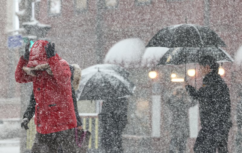 서울에 대설주의보가 내려진 6일 오후 서울 종로구 종각역 인근에서 시민들이 발걸음을 재촉하고 있다. 뉴스1
