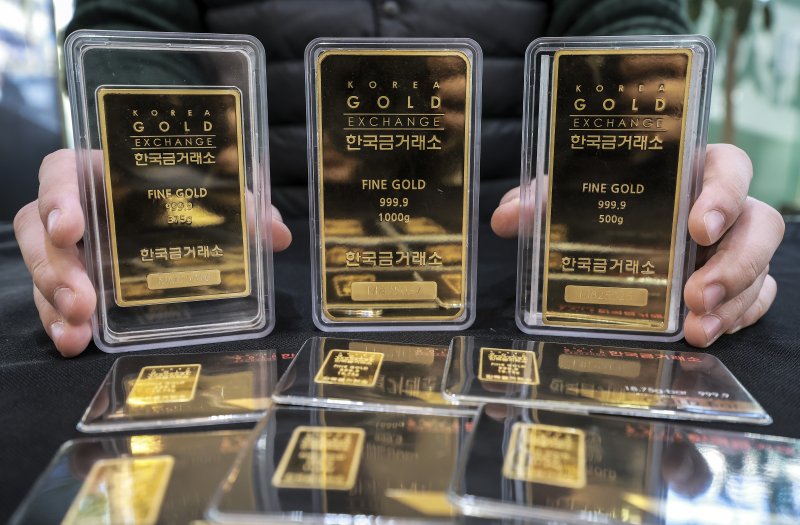 [서울=뉴시스] 정병혁 기자 = 5일 서울 종로구 한국금거래소 종로본점에 골드바가 진열되어 있다.트럼프발 관세 전쟁에 안전자산에 대한 수요가 몰리면서 국제 금값이 사상 최고치를 경신한 가운데 국내 금값도 최고가를 갈아치웠다. 전날 KRX금시장에서 1㎏짜리 금 현물 1ｇ당 가격은 14만1350원으로 마감했다. 전 거래일인 3일(13만8000원) 대비 3350원(2.43%) 올라 최고가를 경신했다. 1년 전인 지난해 2월 5일과 비교하면 8만7050원에서 62.4%나 급등했다. 2025.02.05. jhope@newsis.com